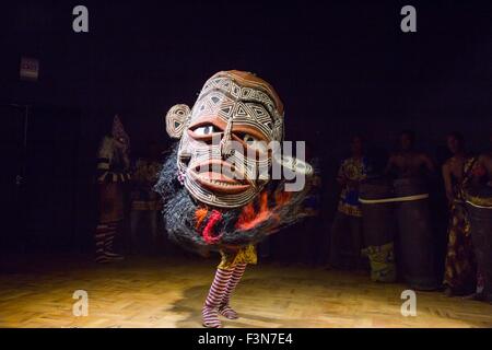 (151010) -- LA HAVANE, 10 octobre, 2015 (Xinhua) -- Les spectacles de danse du Zimbabwe à la danse traditionnelle Makishi Old Mutual Theatre, Harare, Zimbabwe, le 9 octobre 2015. Makishi danse, a interprété à la fin de chaque année un rituel d'initiation pour les garçons de huit à douze ans dans les régions rurales du Zimbabwe et de la Zambie, est particulièrement connue pour la participation des masques peints magnifiques qui représentent différents personnages spirituels. Aujourd'hui, il existe une demande croissante de makishi danseurs lors de rencontres sociales et d'austérité, car ils sont moins effectuée pour rituel d'initiation. La danse a été reconnu comme un UN Banque D'Images