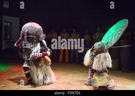 (151010) -- LA HAVANE, 10 octobre, 2015 (Xinhua) -- Les spectacles de danse du Zimbabwe à la danse traditionnelle Makishi Old Mutual Theatre, Harare, Zimbabwe, le 9 octobre 2015. Makishi danse, a interprété à la fin de chaque année un rituel d'initiation pour les garçons de huit à douze ans dans les régions rurales du Zimbabwe et de la Zambie, est particulièrement connue pour la participation des masques peints magnifiques qui représentent différents personnages spirituels. Aujourd'hui, il existe une demande croissante de makishi danseurs lors de rencontres sociales et d'austérité, car ils sont moins effectuée pour rituel d'initiation. La danse a été reconnu comme un UN Banque D'Images