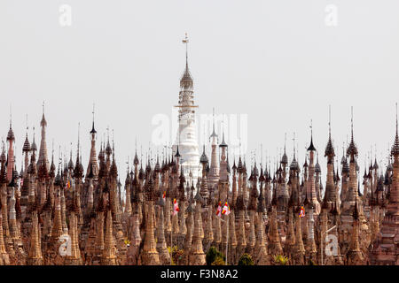Kakku pagodes. L'un des plus grands de l'Asie et les plus spectaculaires monuments antiques est un merveilleux nommé Pagode Kakku. Banque D'Images