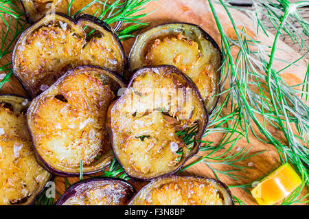 Aubergine Tapas frits dans l'huile avec du chili et de l'aneth Banque D'Images