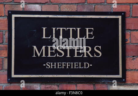 Le panneau d'entrée de 'petit' Mesters cafe à Kelham Island Museum à Sheffield, Yorkshire, Angleterre Royaume-uni Banque D'Images