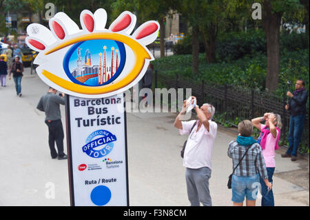 Panneaux publicitaires de rue bus touristique à Barcelone Catalogne Espagne ES Banque D'Images