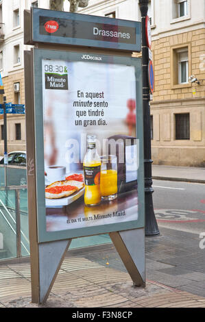 Panneau de rue par JCDecaux Advertising jus d'orange Minute Maid à Barcelone Catalogne Espagne ES Banque D'Images