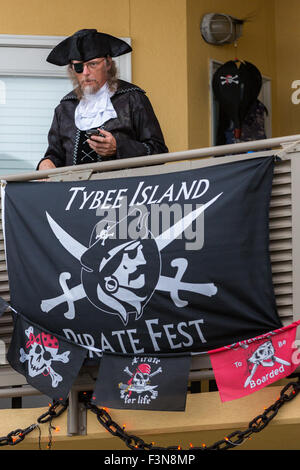 Tybee Island, Georgia, USA. 09Th Oct, 2015. Un pirate en costume d'événements montres au début de l'assemblée trois jours Pirate Tybee Island Festival October 9, 2015 à Tybee Island, en Géorgie. Banque D'Images