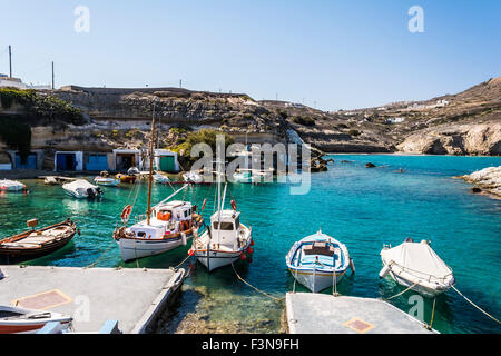 Mandrakia village grec traditionnel avec sirmate - Bateaux du poisson à l'île de Milos, en Grèce. Banque D'Images