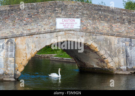 Très faible pont médiéval à Potter Heigham. Norfolk Broads Angleterre UK Banque D'Images