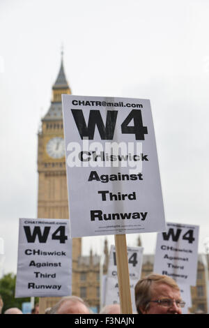 Candidats à la mairie de Londres et à la population locale, assister à un pas de 3ème piste, l'expansion d'Heathrow manifestation à la place du Parlement Banque D'Images