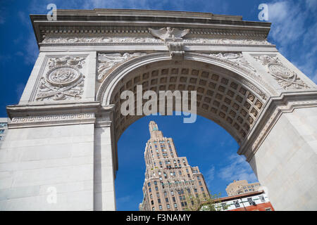 Washington est une arche en arc de triomphe à Washington Square Park dans le quartier de Greenwich Village de Manhattan Banque D'Images
