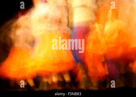 Groupe de danseuses folkloriques russes aux tenues colorées sur scène. Image de flou de mouvement rythmique atmoshperique. Banque D'Images
