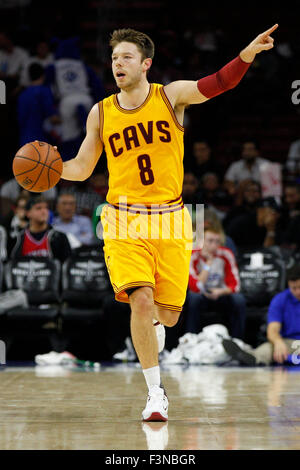 8 octobre 2015 : Cleveland Cavaliers guard Matthieu Errebi Ambiente Cucina (8) en action au cours de la NBA match entre les Cleveland Cavaliers et les Philadelphia 76ers au Wells Fargo Center de Philadelphie, Pennsylvanie. Les Philadelphia 76ers a gagné 115-114. Christopher Szagola/CSM Banque D'Images