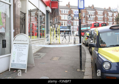 Londres, Royaume-Uni, le 10 octobre 2015 - cordon de police près de la jonction des Dukes Avenue et Broadway Muswell Hill N10. Agents à la scène a déclaré la zone a été bouclée pour une enquête à la suite d'une agression grave" hier soir. Credit : Finn Nocher / Alamy Live News Banque D'Images