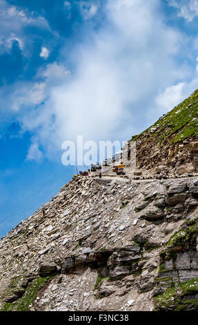 Embouteillage de voitures sur la Rohtang La pass, d'une altitude de 3 978 m (13 050 ft), l'Himachal Pradesh, en Inde. Ce col est un ancien échange Banque D'Images