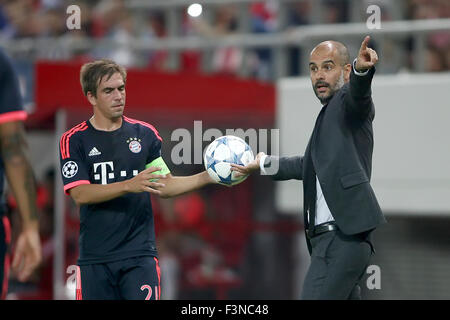 Athènes, Grèce - 16 septembre 2015 : Philipp Lahm (L) en tenant le ballon de l'Entraîneur Josep Guardiola (R) au cours de la Ligue des Champions Le Banque D'Images