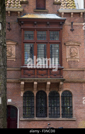 Vieux bois fenêtres de Nieuwezijds Voorburgwal Amsterdam Banque D'Images