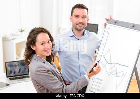 Voir l'entreprise de l'homme et la femme l'analyse des stats sur un carton Banque D'Images