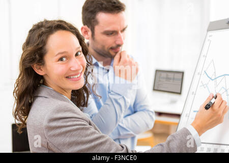 Voir l'entreprise de l'homme et la femme l'analyse des stats sur un carton Banque D'Images