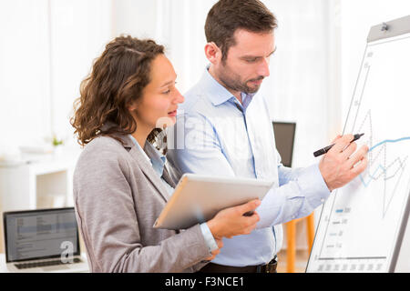 Voir l'entreprise de l'homme et la femme l'analyse des stats sur un carton Banque D'Images
