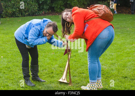 Bournemouth, Dorset, UK. 10 octobre 2015. Bournemouth Arts par le Festival de la mer revient pour une cinquième année avec le festival de divertissement. Cornet acoustique invite les visiteurs à écouter pour la découverte de la musique secret sous leurs pieds Crédit : Carolyn Jenkins/Alamy Live News Banque D'Images