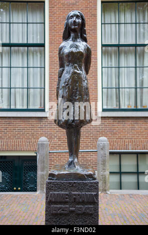 Statue d'Anne Frank, par Mari Andriessen, en dehors de la Westerkerk à Amsterdam, Pays-Bas Banque D'Images