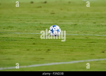 Athènes, Grèce - 16 septembre 2015 : Le Ballon officiel au cours de l'UEFA Champions League match entre l'Olympiakos et Bayern, dans au Banque D'Images