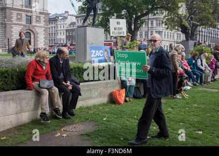 Londres 10 octobre 2015 : les classes moyennes blanches se sont réunis à la place du Parlement pour protester contre le projet d'une troisième piste à l'aéroport d'Heathrow - brûlure, disent-ils, des milliers de maisons à Londres's aviation hub - especiially les trajectoires de vol à l'ouest de la capitale. Au cœur de la manifestation ont été les deux candidats à la mairie de Londres : le parti conservateur Zac Goldsmith et du travail de Saqique Khan. Richard Baker / Alamy Live News. Banque D'Images
