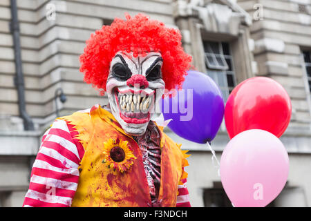 Londres, Royaume-Uni. 10/10/2015. Le Clown Ronald McDonald. Zombie Day 2015 World à Londres. L'événement vise à amasser des fonds pour la charité Broadway St Mungo's pour aider à améliorer la qualité de vie des personnes sans domicile. Crédit : Images éclatantes/Alamy Live News Banque D'Images