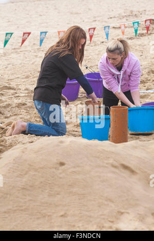 Bournemouth, Dorset, UK. 10 octobre 2015. Bournemouth Arts par le Festival de la mer revient pour une cinquième année avec le festival divertissement - Sandscape - visiteurs inscrivez-vous des scientifiques et des sculptures de sable, sable dans les yeux, de construire un paysage avec des montagnes, des vallées, des gratte-ciel et les stations de crédit : Carolyn Jenkins/Alamy Live News Banque D'Images