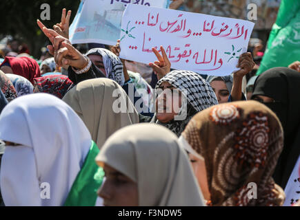La bande de Gaza. 10 Oct, 2015. Des manifestantes palestiniennes tenir des pancartes au cours d'une manifestation à l'appui des Palestiniens en Cisjordanie, dans la ville de Gaza le 10 octobre 2015. Credit : Wissam Nassar/Xinhua/Alamy Live News Banque D'Images