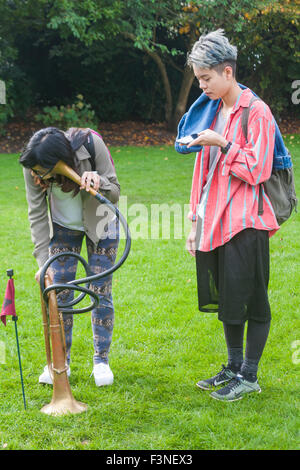 Bournemouth, Dorset, UK. 10 octobre 2015. Bournemouth Arts par le Festival de la mer revient pour une cinquième année avec le festival de divertissement. Cornet acoustique invite les visiteurs à écouter pour la découverte de la musique secret sous leurs pieds Crédit : Carolyn Jenkins/Alamy Live News Banque D'Images