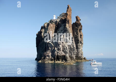 Cliff Strombolicchio Eoliennes Island - Sicile, Italie Banque D'Images