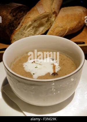 Soupe crème de bon goût du pain champignons dîner alimentaire Banque D'Images