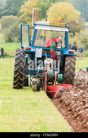 Lisburn, Irlande du Nord. 10 Oct 2015 - Un concurrent utilise un tracteur pour labourer un champ à l'Irlande du Nord Association Labour championships Banque D'Images