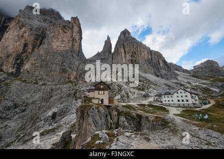 Les puissantes tours et Strada Strada dans le refuge (Catinaccio Rosengarten) dans les Dolomites de l'Italie Banque D'Images