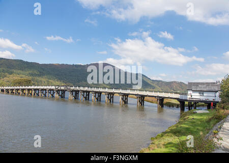 Penmaenpool pont à péage en bois traversant la rivière Mawddach, Parc National de Snowdonia, Gwynedd, au nord du Pays de Galles, Royaume-Uni Banque D'Images