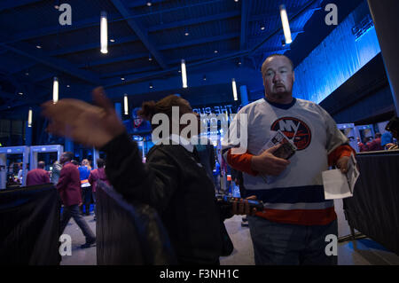 New York, NY, USA. 9 octobre, 2015. Nouvelle York insulaire fans arrivent pour le premier match de hockey de la saison régulière au Barclays Center à New York, vendredi, 9 octobre 2015. © Bryan Smith/ZUMA/Alamy Fil Live News Banque D'Images