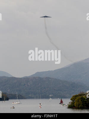 Le lac Windermere Cumbria UK Samedi 10 octobre 2015, dernier Avro Vulcan bomber, XH558, a volé au-dessus du lac de Windermere dans le cadre de son fairwellflights bfeore UK être retraité à la fin de Octobre. Il a fait partie de la dissuasion nucléaire britannique de 1960 à 1993 : Crédit,Gordon Shoosmith/Alamy Live News Banque D'Images