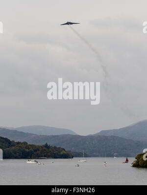 Le lac Windermere Cumbria UK Samedi 10 octobre 2015, dernier Avro Vulcan bomber, XH558, a volé au-dessus du lac de Windermere dans le cadre de son fairwellflights bfeore UK être retraité à la fin de Octobre. Il a fait partie de la dissuasion nucléaire britannique de 1960 à 1993 : Crédit,Gordon Shoosmith/Alamy Live News Banque D'Images