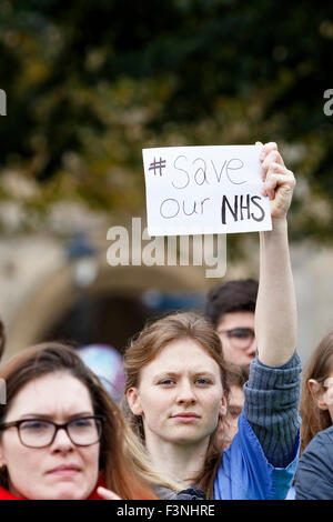 Bristol, UK, 10 octobre, 2015. Un manifestant tient une pancarte appelant à l'ENM d'être sauvegardées en 'Save notre protestation à Bristol NHS',la marche et un rassemblement a eu lieu pour permettre aux gens de manifester leur opposition aux nouveaux contrats médecin junior,ils ont l'impression que le nouveau contrat sera un désastre pour le NHS. Credit : lynchpics/Alamy Live News Banque D'Images