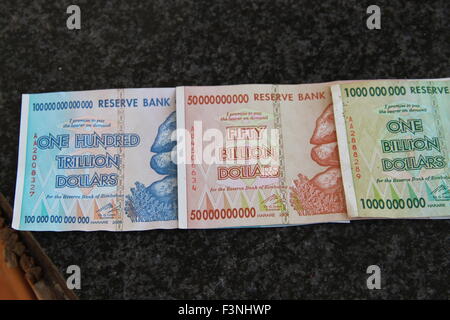 Johannesburg, Afrique du Sud. 06Th Oct, 2015. Billets de banque Zimbabwe d'une valeur allant jusqu'à cent milliards de dollars zimbabwéens ont été disposés sur une table à Johannesburg, Afrique du Sud, le 01 octobre 2015. Photo : Juergen Baetz/dpa/Alamy Live News Banque D'Images