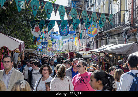 Alcala de Henares, Espagne, 9 octobre 2015. Des inconnus sont autour de la place de Cervante, durant la semaine, Cervantes à Alcala de Henares, le 9 octobre 2015. Le plus grand marché mediavel de l'Espagne et l'Europe est organisé au cours de ces jours, dans le centre historique d'Alcalá. Un jour comme aujourd'hui, Miguel de Cervantes a été baptisé. Credit : Russet pomme/Alamy Live News Banque D'Images