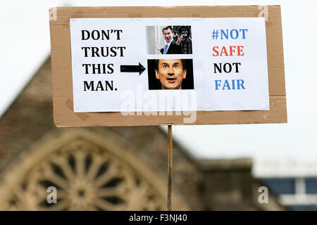 Bristol, UK, 10 octobre, 2015. Un manifestant tient une pancarte pour protester à propos de Jeremy Hunt le secrétaire d'État à la santé à un 'save notre protestation à Bristol NHS',la marche et un rassemblement a eu lieu pour permettre aux gens de manifester leur opposition aux nouveaux contrats médecin junior,ils ont l'impression que le nouveau contrat sera un désastre pour le NHS. Credit : lynchpics/Alamy Live News Banque D'Images