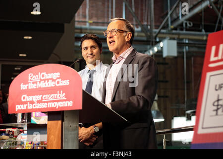 Toronto, Canada. 09Th Oct, 2015. Justin Trudeau, chef du Parti libéral du Canada figurant à l'événement de campagne dans Longo Supermarché Toronto Don Valley West Riding avec candidat local Rob Oliphant, le 9 octobre 2015. L'épicerie et paper board ont montré les économies et des achats qui pourraient passer de la famille de la classe moyenne du Parti libéral après réduction d'impôt proposé pour la classe moyenne. Credit : CharlineXia/Alamy Live News Banque D'Images