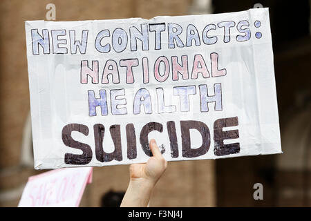 Bristol, UK, 10 octobre, 2015. Un manifestant tient une pancarte à manifester leur désaccord sur le nouveau médecin en contrat à un 'save notre protestation à Bristol NHS',la marche et un rassemblement a eu lieu pour permettre aux gens de manifester leur opposition aux nouveaux contrats médecin junior,ils ont l'impression que le nouveau contrat sera un désastre pour le NHS. Credit : lynchpics/Alamy Live News Banque D'Images