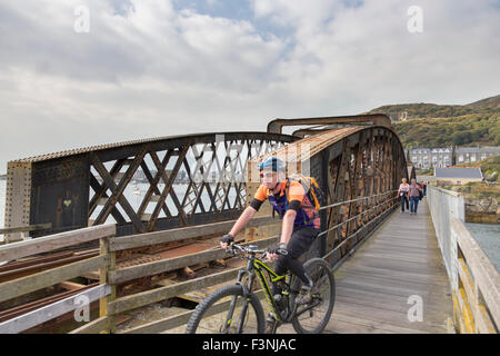 Les cyclistes sur le pont de Barmouth Barmouth également connu sous le viaduc traversant l'estuaire de Mawddach, Gwynedd, Pays de Galles, Royaume-Uni Banque D'Images