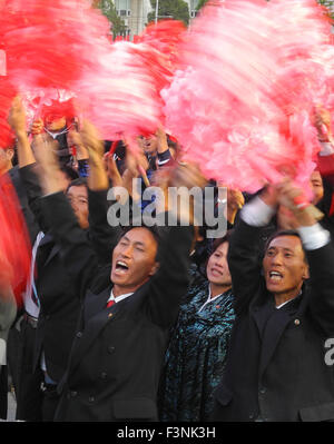 Pyongyang, Corée du Nord. 10 Oct, 2015. Les spectateurs applaudir pendant le défilé militaire pour le 70e anniversaire de la fondation de la décision des ouvriers sur place Kim Il-Sung à Pyongyang, Corée du Nord, 10 octobre 2015. Photo : JOERN PETRING/dpa/Alamy Live News Banque D'Images