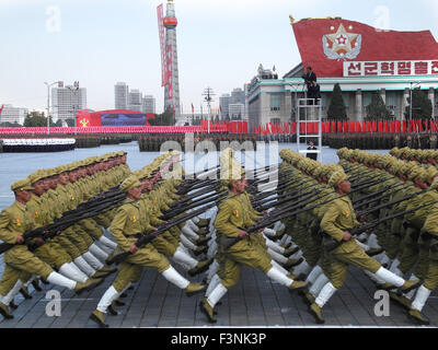 Pyongyang, Corée du Nord. 10 Oct, 2015. Mars soldats avec baïonnettes pendant le défilé militaire pour le 70e anniversaire de la fondation de la décision des ouvriers sur place Kim Il-Sung à Pyongyang, Corée du Nord, 10 octobre 2015. Photo : JOERN PETRING/dpa/Alamy Live News Banque D'Images