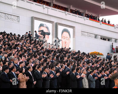 Pyongyang, Corée du Nord. 10 Oct, 2015. Vous applaudir dans les stands pendant le défilé militaire pour le 70e anniversaire de la fondation de la décision des ouvriers sur place Kim Il-Sung à Pyongyang, Corée du Nord, 10 octobre 2015. Photo : JOERN PETRING/dpa/Alamy Live News Banque D'Images