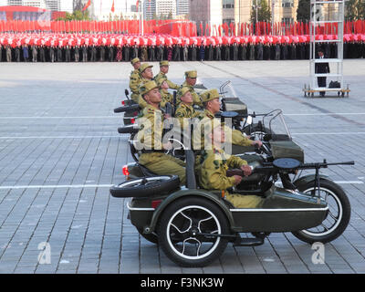 Pyongyang, Corée du Nord. 10 Oct, 2015. Conduire des motocycles avec side-car des soldats pendant le défilé militaire pour le 70e anniversaire de la fondation de la décision des ouvriers sur place Kim Il-Sung à Pyongyang, Corée du Nord, 10 octobre 2015. Photo : JOERN PETRING/dpa/Alamy Live News Banque D'Images