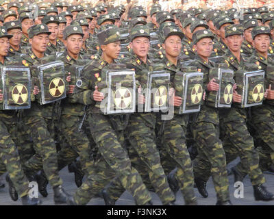 Pyongyang, Corée du Nord. 10 Oct, 2015. Mars soldats pendant le défilé militaire pour le 70e anniversaire de la fondation de la décision des ouvriers sur place Kim Il-Sung à Pyongyang, Corée du Nord, 10 octobre 2015. Photo : JOERN PETRING/dpa/Alamy Live News Banque D'Images