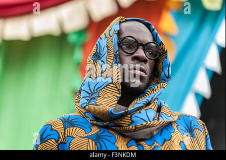 Londres, Royaume-Uni. 10 octobre 2015. Un modèle porte un regard par l'designer ToTe London au cours de "l'Afrique sur la Place', un festival de la culture africaine. L'événement est organisé par le maire de Londres pour le mois de l'histoire des Noirs 2015. Crédit : Stephen Chung / Alamy Live News Banque D'Images